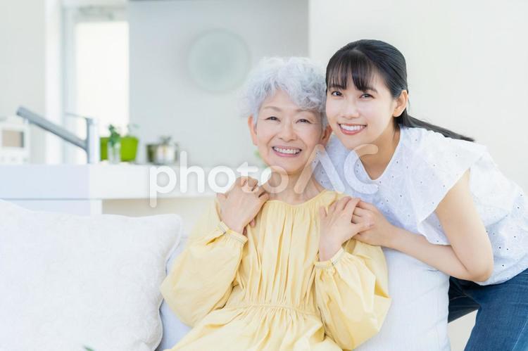 リビングでくつろぐ孫と祖母 家族,シニア,女性の写真素材