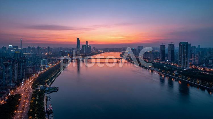 光と影が織りなす、水辺の美しい都市風景 都市,スカイライン,街並みの写真素材