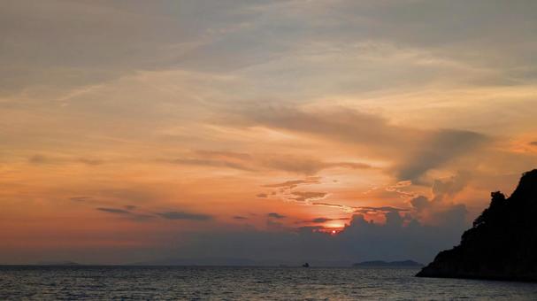 鴨池海岸の夕日-13 今治市,大西町,鴨池海岸の写真素材