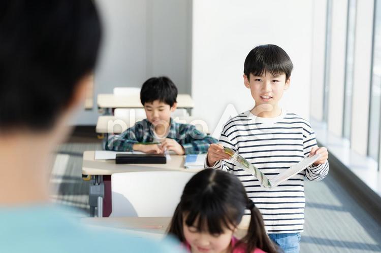 教室で授業を受ける小学生 教室,起立,朗読の写真素材