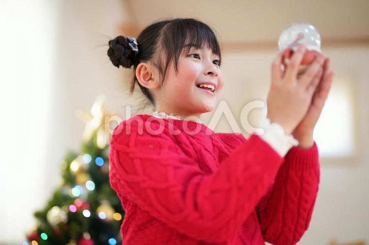 スノードームを見て感激する女の子 女の子,スノードーム,持つの写真素材
