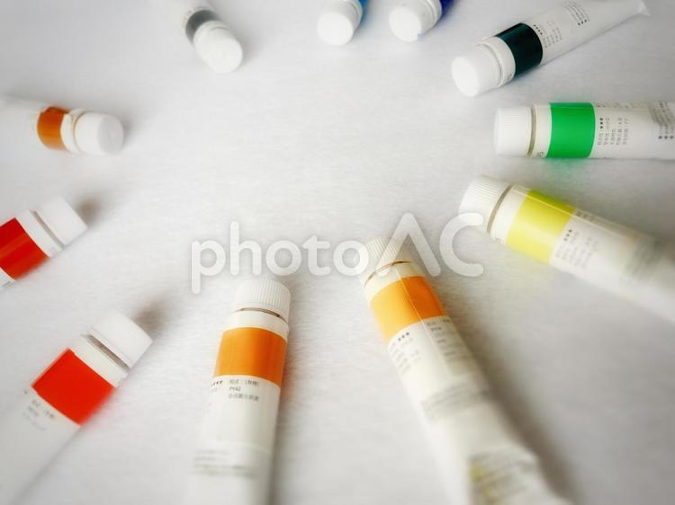 円を描いて並ぶカラフルな絵の具 絵の具,カラフル,コピースペースの写真素材