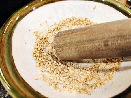 すり鉢とすりこぎで擂るごま すり鉢,すりこぎ,ごまの写真素材