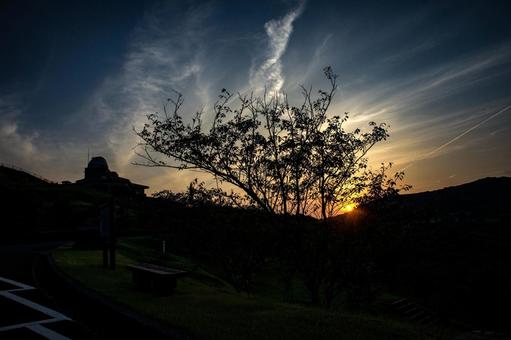 <素材>夕暮れの太陽と天文台のシルエット <素材>夕暮れの太陽と天文台のシルエット 空,サンセット,サンライズの写真素材