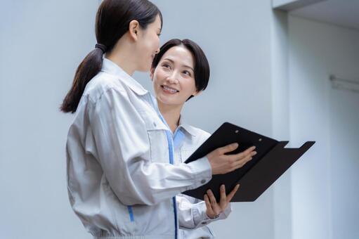 ビルメンテナンスする女性エンジニア 不動産,エンジニア,メンテナンスの写真素材