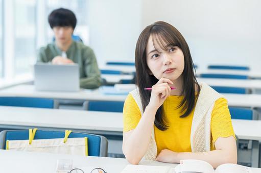 教室で悩む大学生 大学生,教室,困るの写真素材