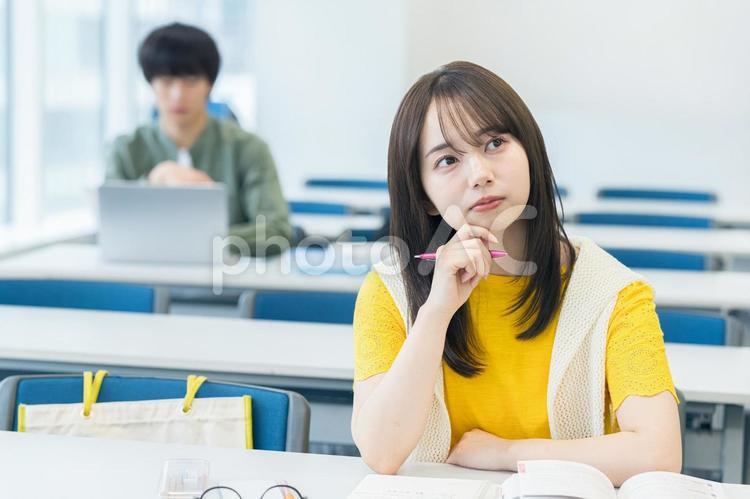 教室で悩む大学生 大学生,教室,困るの写真素材