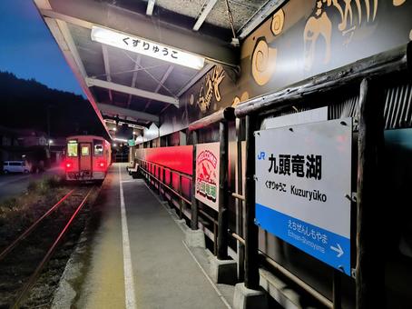 JR越美北線、九頭竜湖駅、ホーム JR越美北線、九頭竜湖駅、ホーム jr,jr西日本,越美北線の写真素材