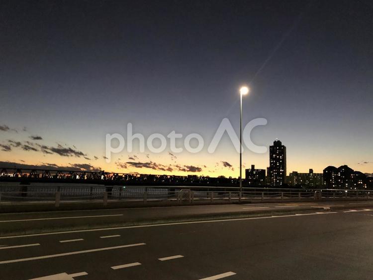 夕暮れ 夜空,道路,夜の写真素材