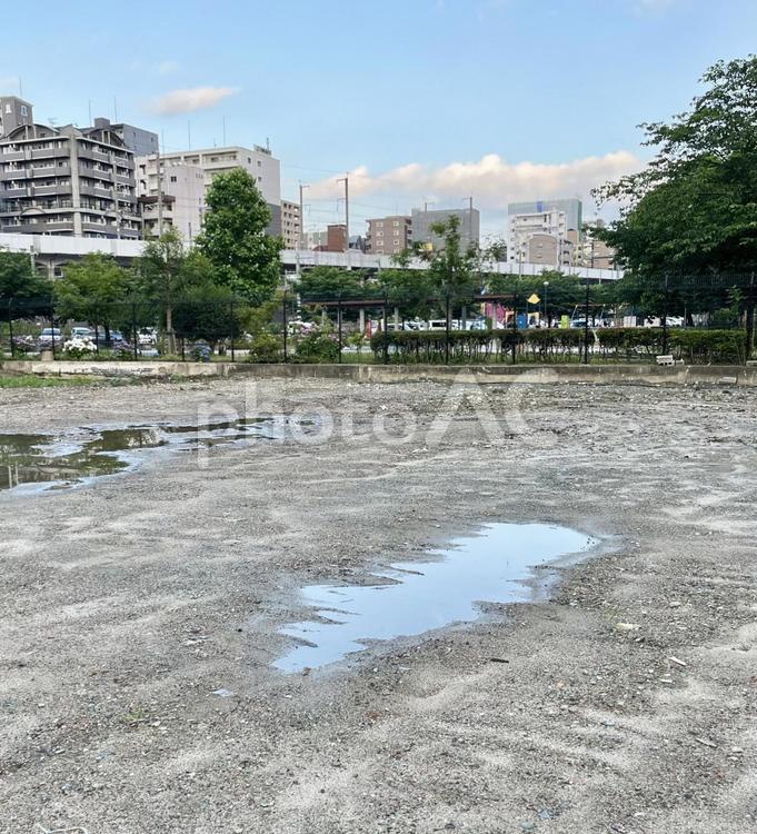 青空が映る空き地の水たまり 天気,雨上がり,水たまりの写真素材