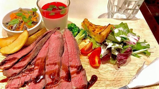 料理 料理,ローストビーフ,華やかの写真素材