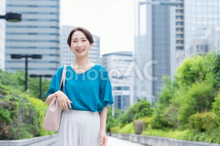 オフィス街で働くミドルのビジネスウーマン ビジネス,女性,通勤の写真素材