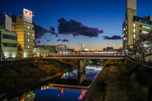 川沿いの夕景 ビル,橋,川の写真素材