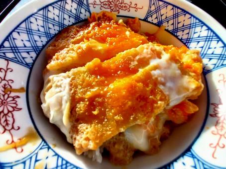 米飯上的豬排 米飯上的豬排