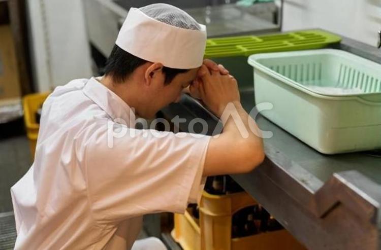働くのがつらい和食の料理人 料理人,働く,つらいの写真素材