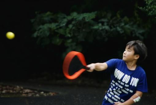 ＜素材＞公園でテニスをする男の子 子供,テニス,運動の写真素材