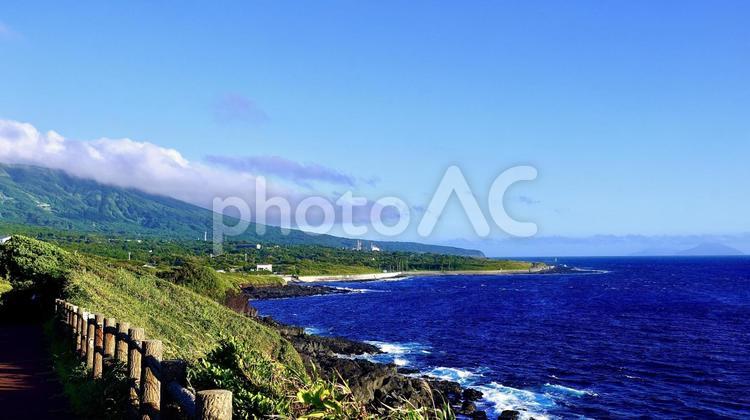 伊豆大島の赤禿から見える朝の海と空 伊豆大島,あかっぱげ,大島の写真素材