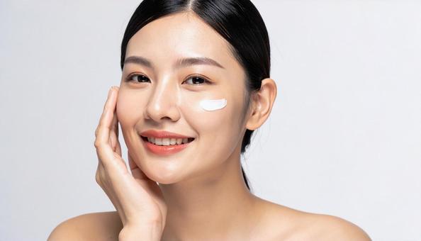 肌にクリームを塗る若い女性 肌にクリームを塗る若い女性の写真