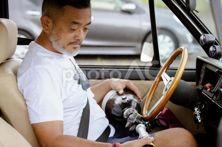 障がい者　自動車に乗る義足の男性 障害者,障がい者,義足の写真素材