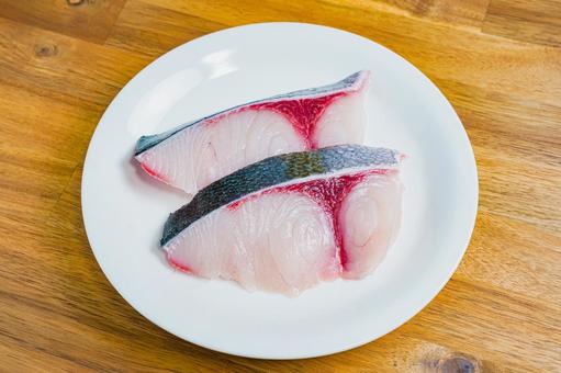 ヒラマサの切り身 ヒラマサ,切り身,白い皿の写真素材