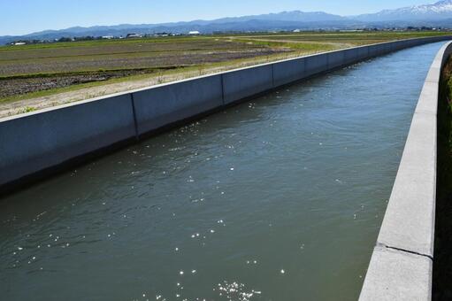 農業用水路 山形県庄内 農業用水路,用水路,農業用水の写真素材
