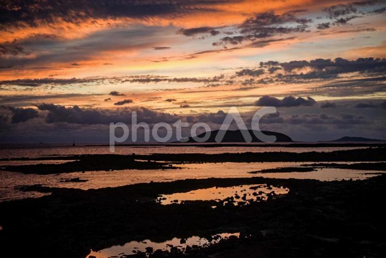 ★＜五島＞さんさん富江キャンプ村の夜明け 風景,空,海の写真素材