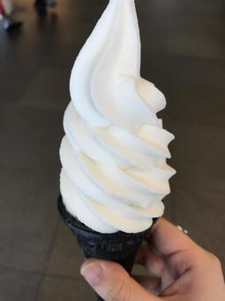 黒いコーンのソフトクリーム 黒いコーンのソフトクリームの写真