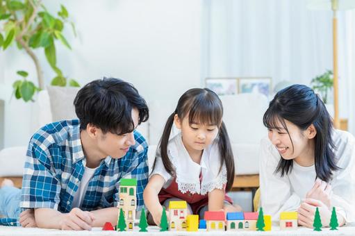 リビングで遊ぶ家族 リビングで遊ぶ家族 家族,笑顔,遊ぶの写真素材