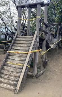 使用禁止の古い遊具 使用禁止の古い遊具 トレイルラン,山道,遊具の写真素材