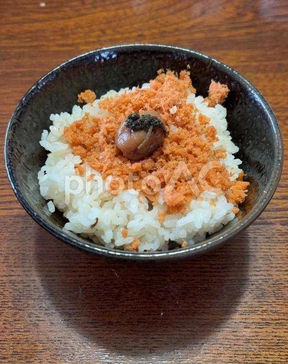 ご飯に鮭フレークとかつお梅の茶碗飯 茶碗飯,あきたこまち,七分突きの写真素材