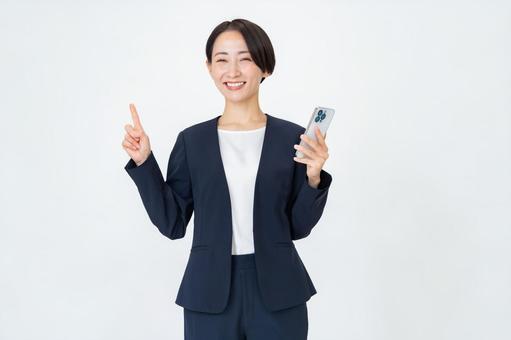 携帯を持つ女性 ビジネス,オフィス,提案の写真素材