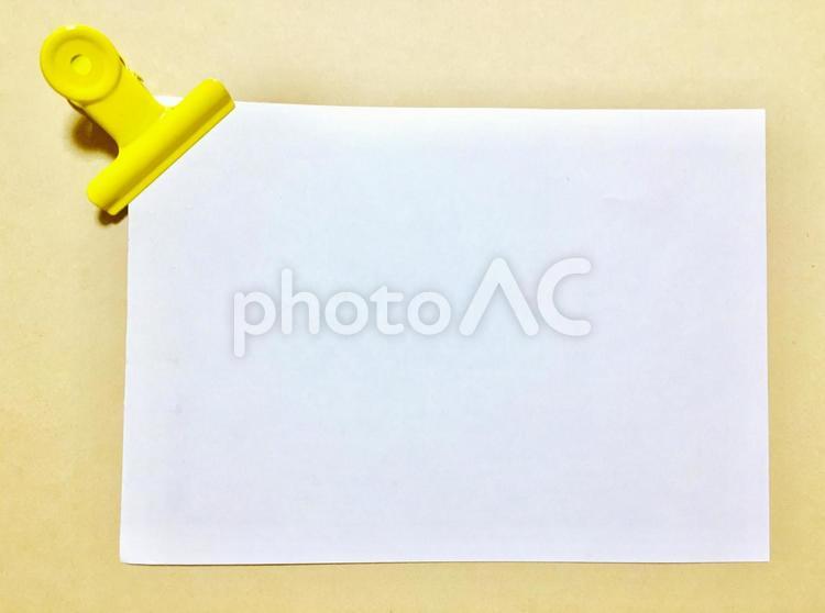 黄色のクリップとメモ用紙 カラフル,クリップ,メモの写真素材