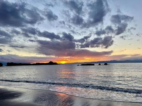 水平線に沈む夕日と夕焼け雲 長者ヶ崎,神奈川県,葉山の写真素材