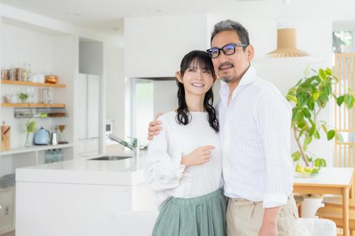 リビングでくつろぐミドルの夫婦 夫婦,家族,ミドルの写真素材