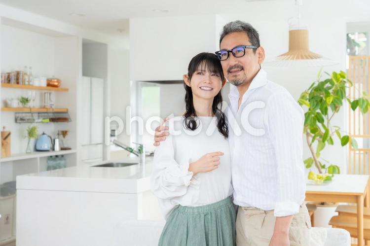 リビングでくつろぐミドルの夫婦 夫婦,家族,ミドルの写真素材