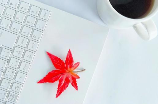 パソコンと紅葉④(コーヒー) パソコンと紅葉④(コーヒー) パソコン,ビジネス,紅葉の写真素材