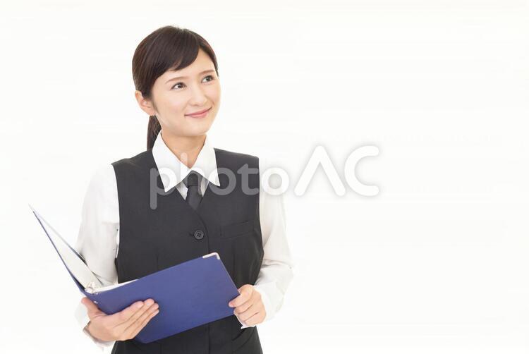 書類を確認するビジネスウーマン 女性,ビジネスウーマン,女の写真素材