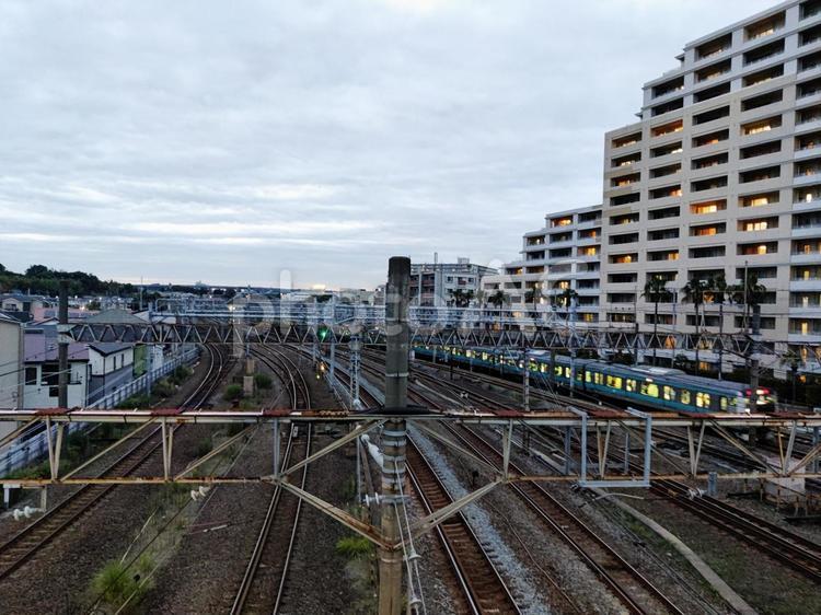 暮れゆく駅の風景 駅,鉄道,線路の写真素材