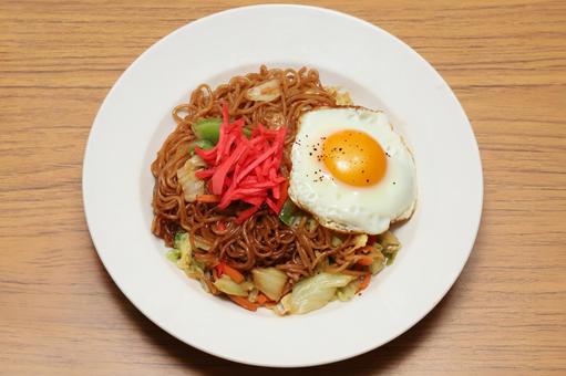 目玉焼きのせ焼きそば_04 焼きそば,ソース焼きそば,目玉焼きの写真素材