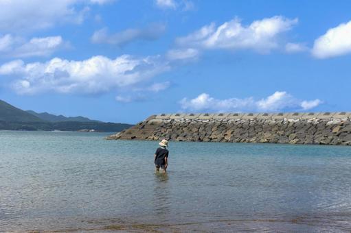 <素材>夏の海水浴場で遊ぶ子供と青空 <素材>夏の海水浴場で遊ぶ子供と青空 子供,小学生,夏の写真素材