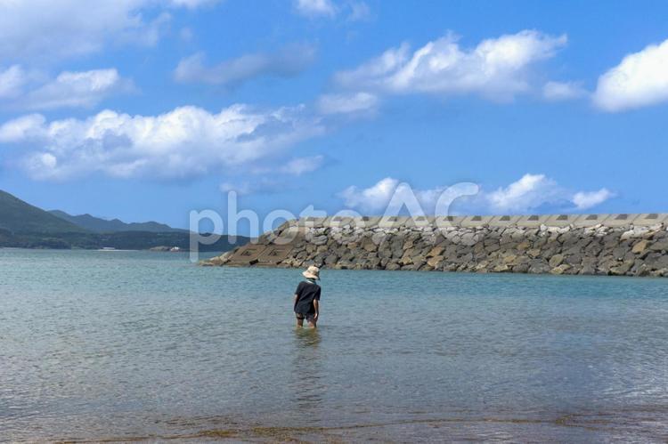 ※＜素材＞夏の海水浴場で遊ぶ子供と青空 子供,男性,人物の写真素材
