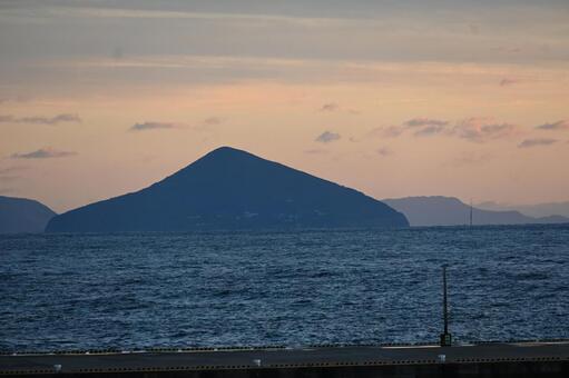 伊豆七島の利島　大島から夕刻遠望 伊豆大島,大島,伊豆七島の写真素材