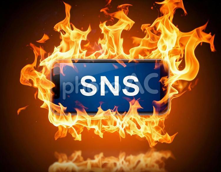 SNS　炎上　イメージ sns炎上,スマホ,スマートフォンの写真素材