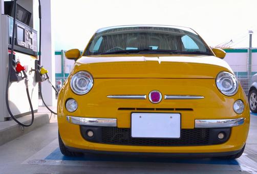 給油所のイタ車(ローアングル) 給油所のイタ車(ローアングル) ガソリンスタンド,車,黄色の写真素材