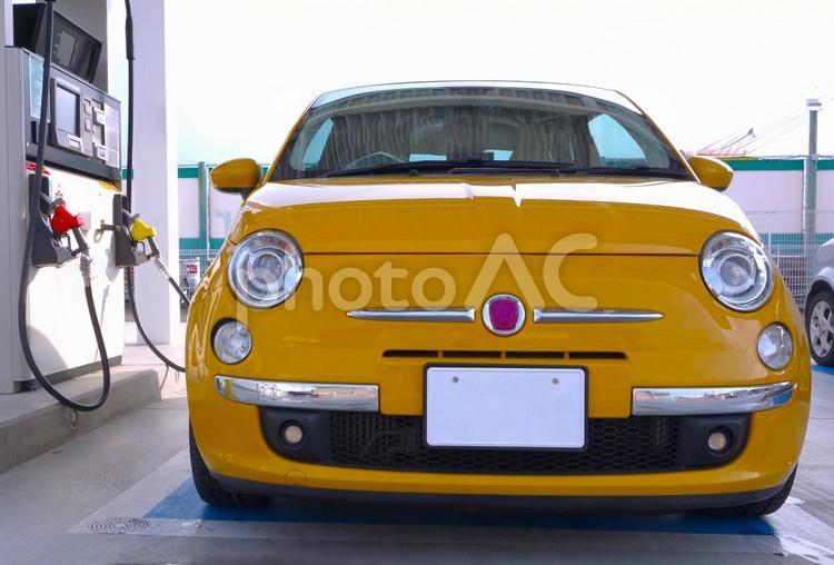 給油所のイタ車（ローアングル） ガソリンスタンド,車,黄色の写真素材