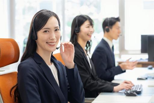 コールセンターの男女のオペレーター コールセンターの男女のオペレーター オペレーター,コールセンター,ビジネスの写真素材