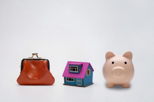 がま口財布と住宅模型と豚の貯金箱 がま口財布と住宅模型と豚の貯金箱 マイホーム,貯金箱,貯金の写真素材