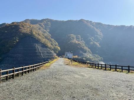 秋の福井県の九頭竜ダム　紅葉に色づく湖 ロックフィルダム,湖,自然の写真素材