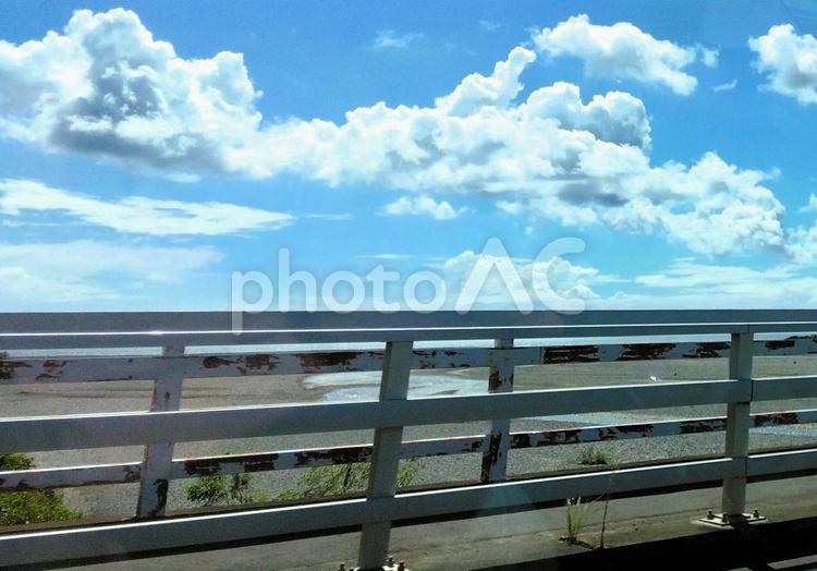 海に流れ込む安倍川を見る橋 橋,川,水の写真素材