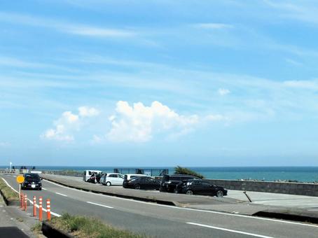 水平線と入道雲 臨海道路駐車場 水平線と入道雲 臨海道路駐車場 入道雲,自動車,水平線の写真素材